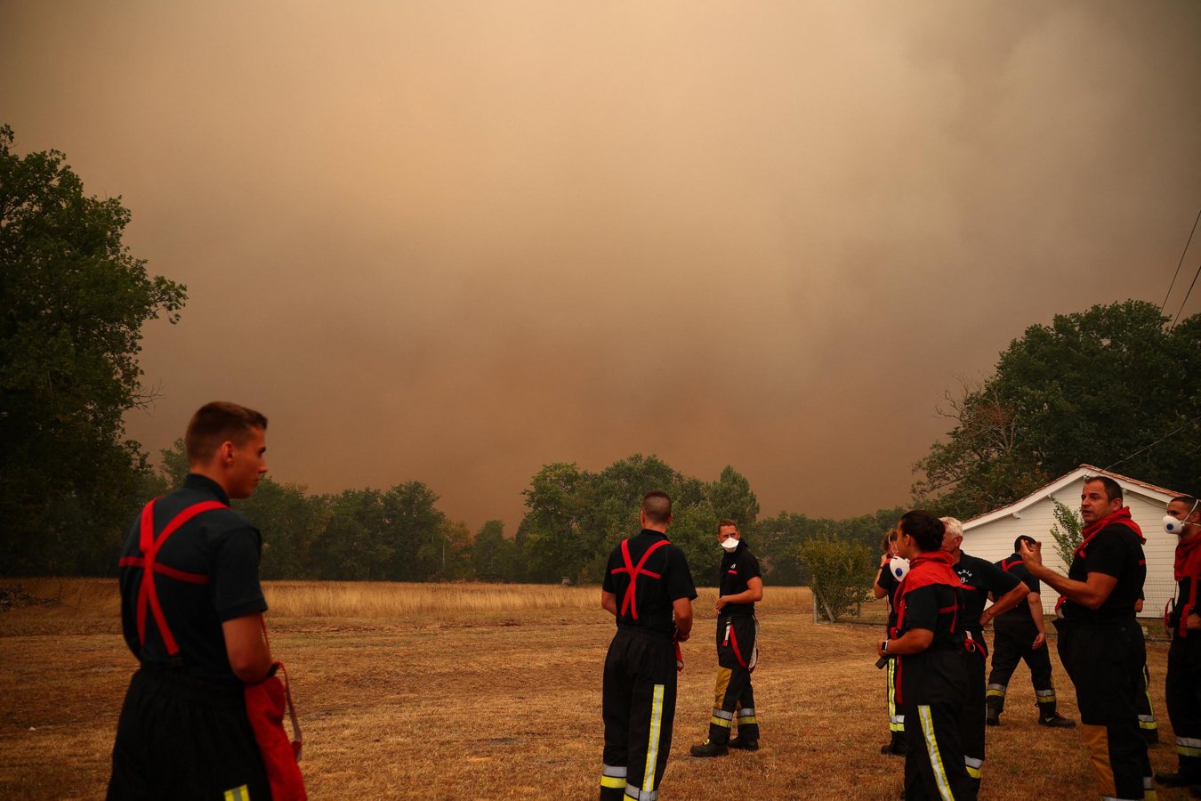 Incendies en Gironde: la situation « globalement stable », Macron convoque une cellule de crise