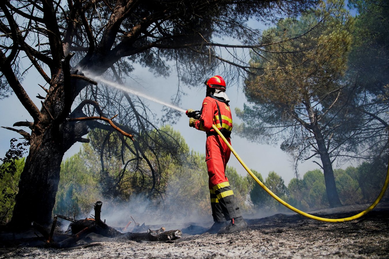 Incendie près de Madrid: premiers retours prévus lundi pour certains évacués, le feu toujours pas maîtrisé