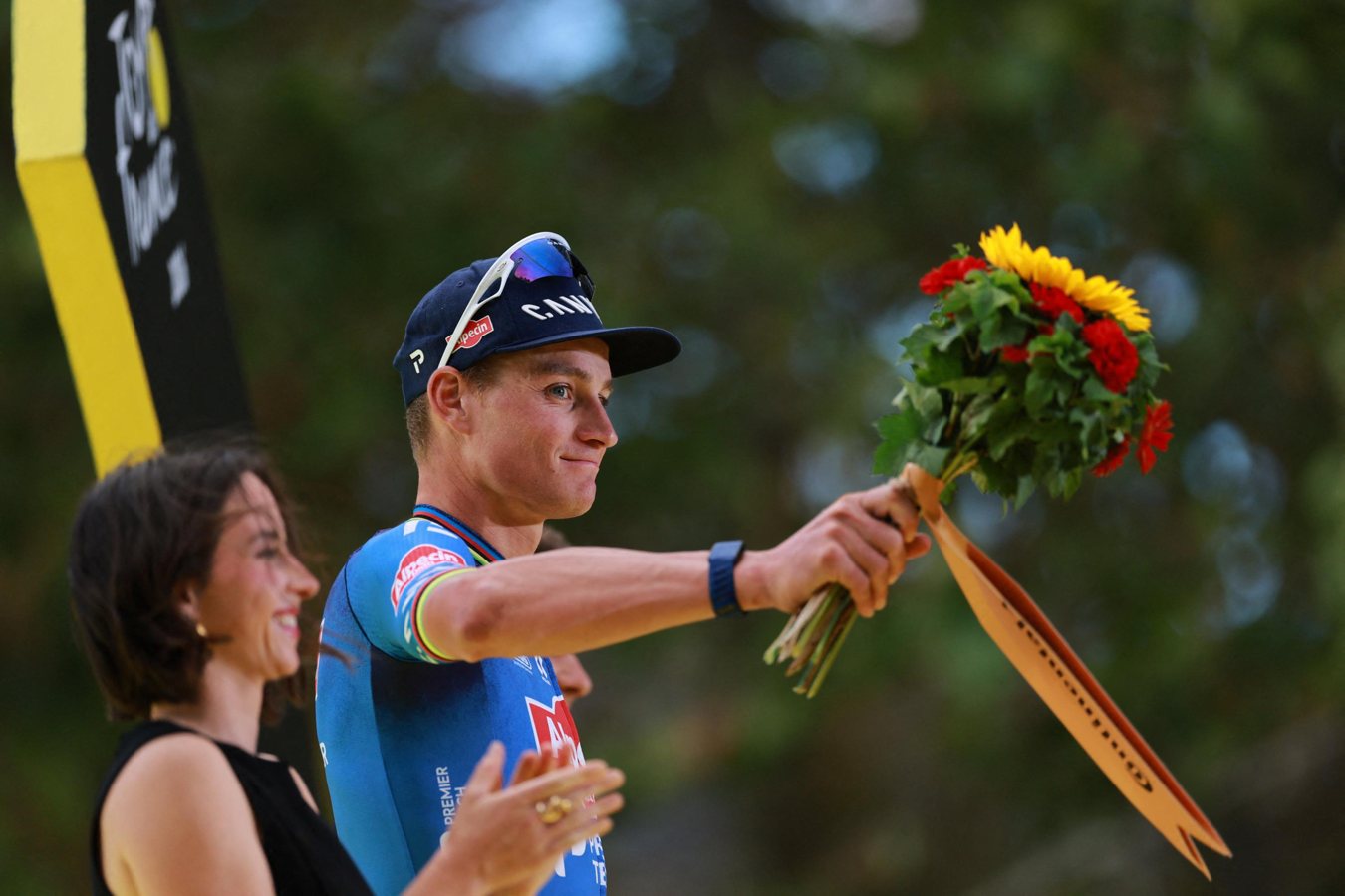 Mathieu van der Poel s'impose sur les Champs-Élysées, Tadej Pogacar remporte son cinquième Tour de France