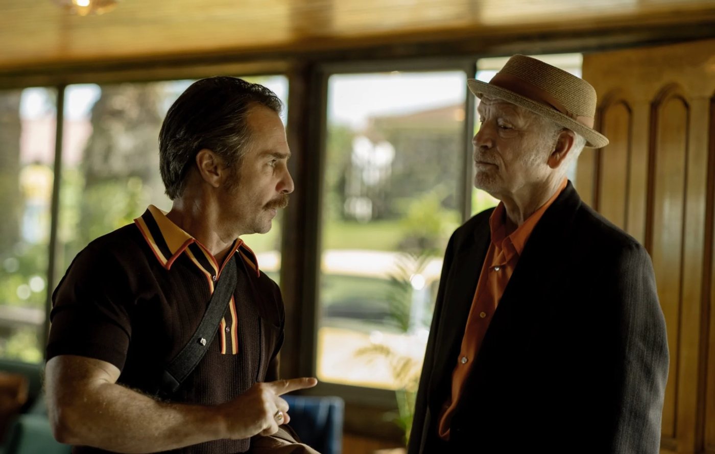 « Wild Horse Nine » : la critique salue une comédie noire prometteuse pour les awards