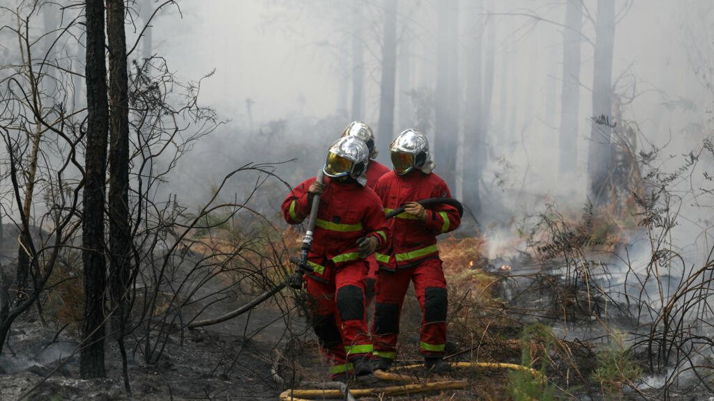 Incendies en Gironde: la préfète exhorte les touristes à ne pas venir tant que le feu n'est pas fixé