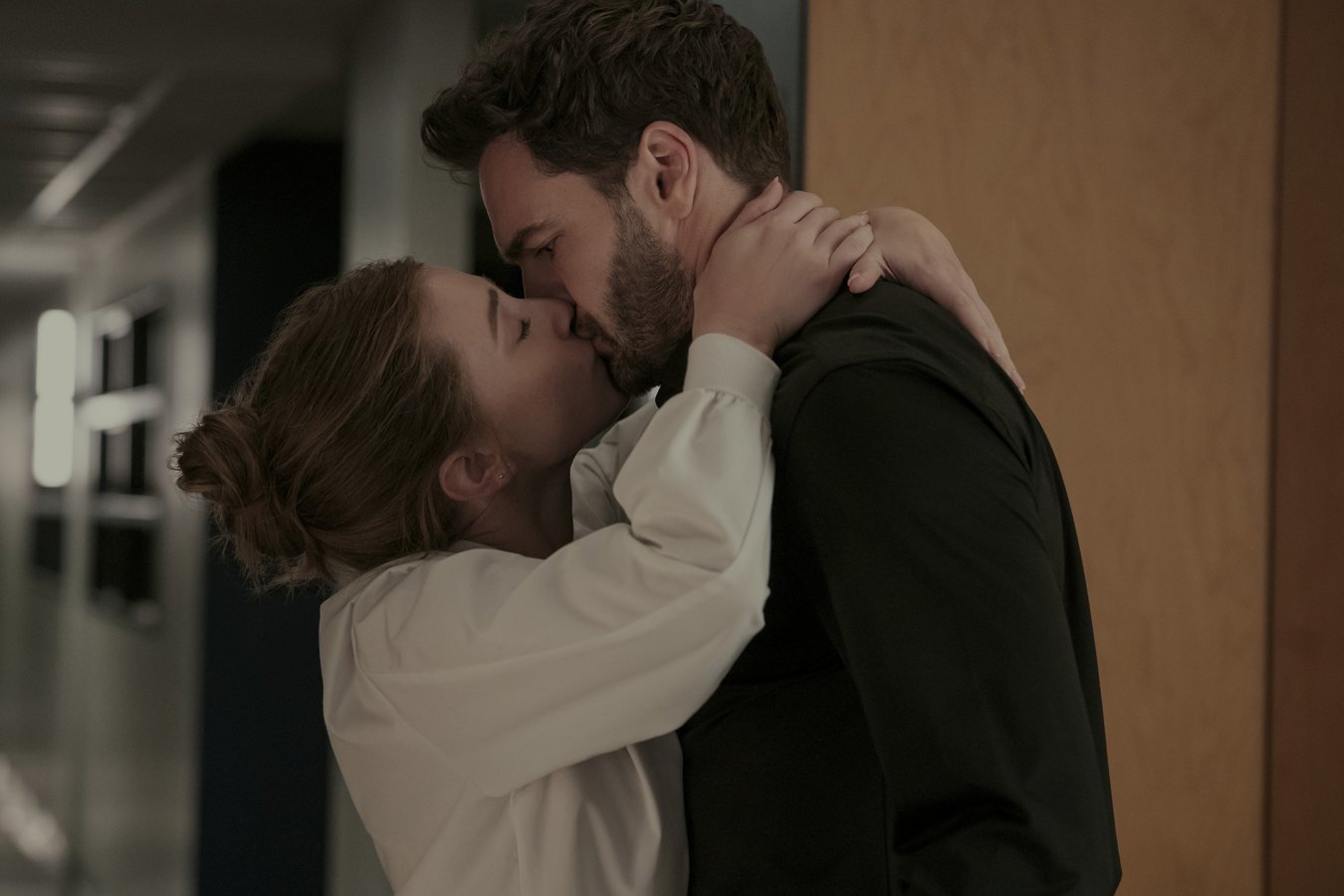 Claire Scanlon détaille la pression du chapitre 16 et le premier baiser dans L'Hypothèse amoureuse