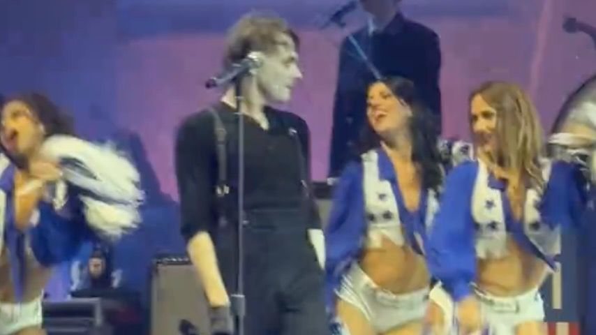 Les Dallas Cowboys Cheerleaders poursuivent My Chemical Romance
