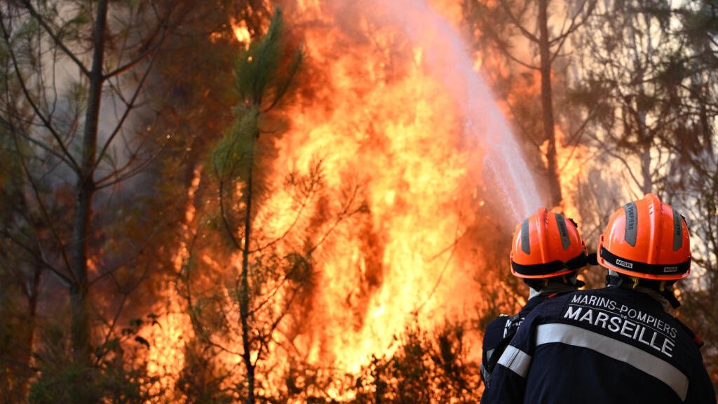Les incendies en Gironde ravagent 42 000 hectares et maintiennent des milliers d'habitants sous évacuation