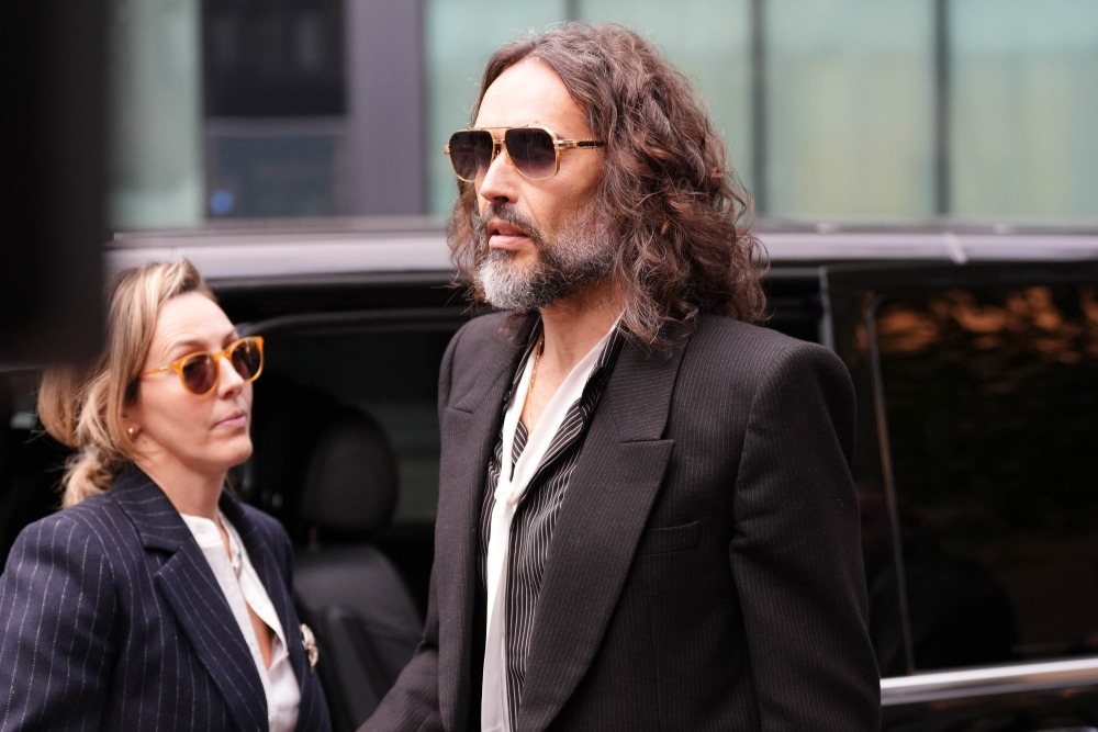 Procès pour viol de Russell Brand : l'accusation dénonce un comportement « impitoyable et calculé »