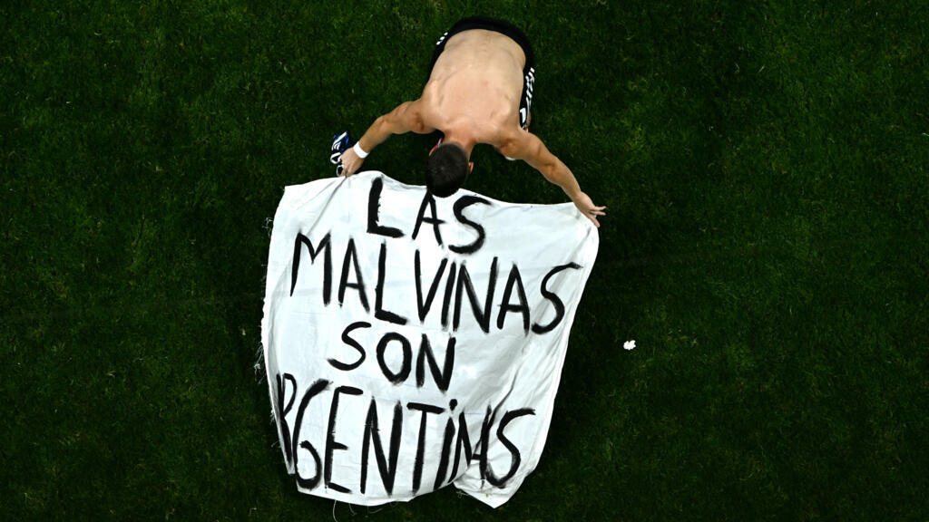 Des joueurs argentins brandissent une banderole « Les Malouines sont argentines » après leur victoire contre l’Angleterre