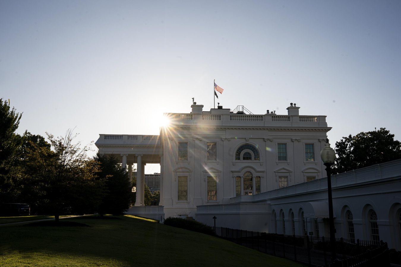 La Maison-Blanche bloque l'accès des journalistes de CNN, MS NOW et Politico