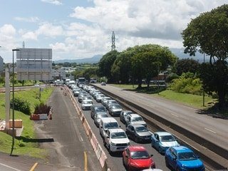 Couvre-feu en Martinique, barrages en Guadeloupe et renforts à La Réunion : la colère sociale gagne les Outre-mer