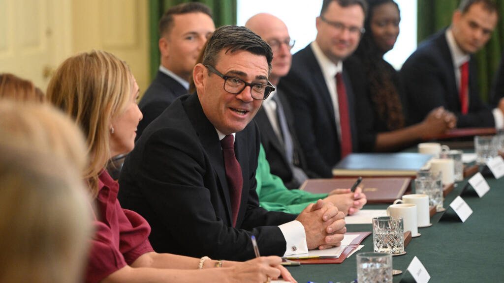 Le nouveau Premier ministre britannique Andy Burnham supprime la TVA sur l'électricité
