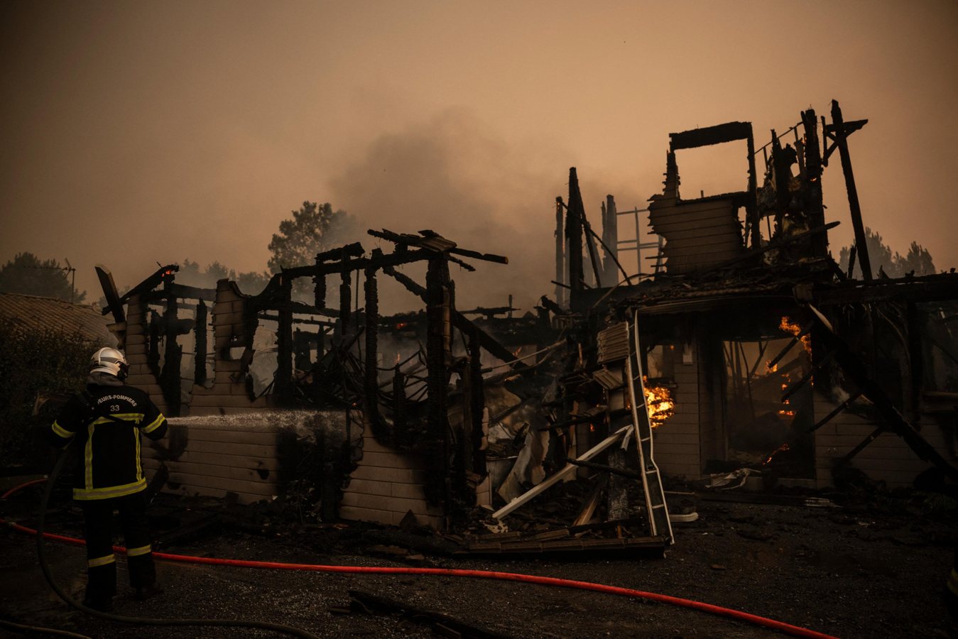 Incendie en Gironde: un feu « vorace » ravage plus de 10 000 hectares et menace le Cap-Ferret