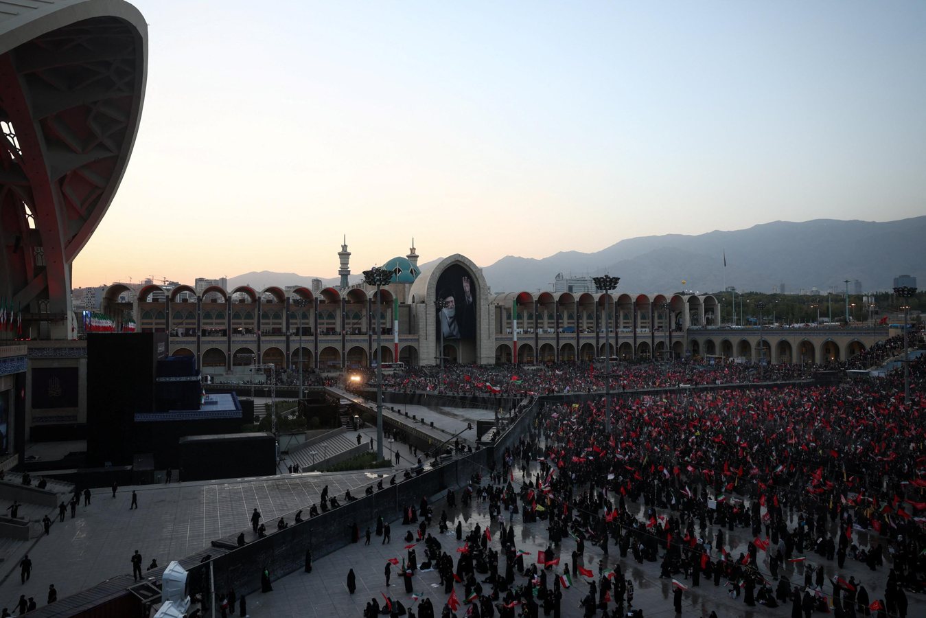 Funérailles d'Ali Khamenei: grande prière à Téhéran en l'absence de son fils et successeur Mojtaba