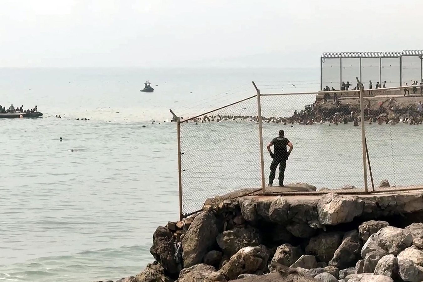 L’Espagne déploie l’armée à Ceuta face à une crise migratoire meurtrière