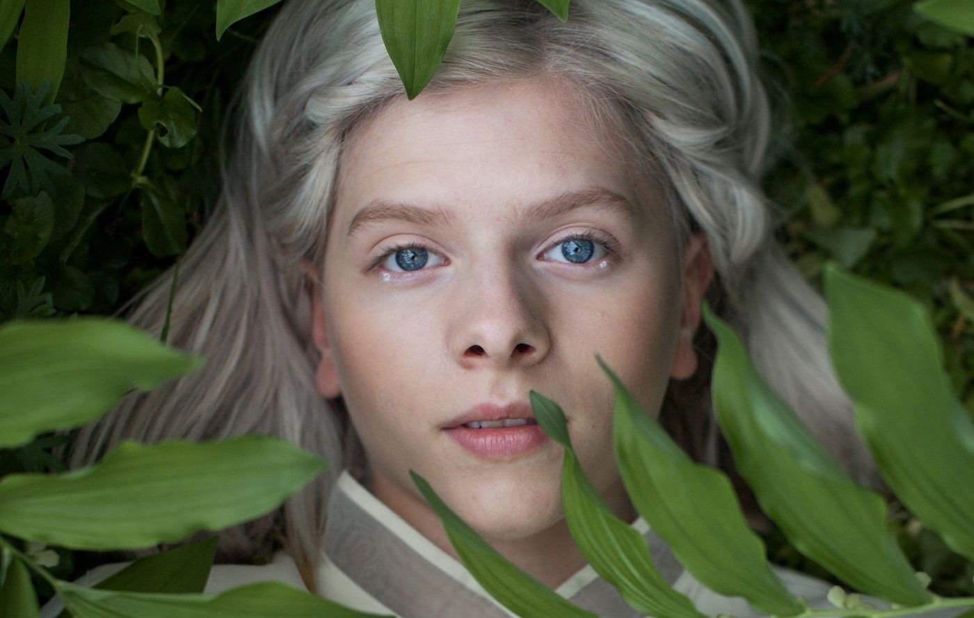 AURORA fête les dix ans de son premier album avec un titre inédit et les « Moth Tapes »