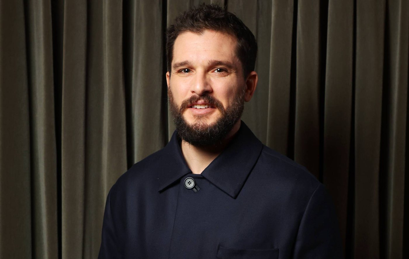 Kit Harington remplace Nicholas Hoult dans le rôle de Gilderoy Lockhart pour la série « Harry Potter »