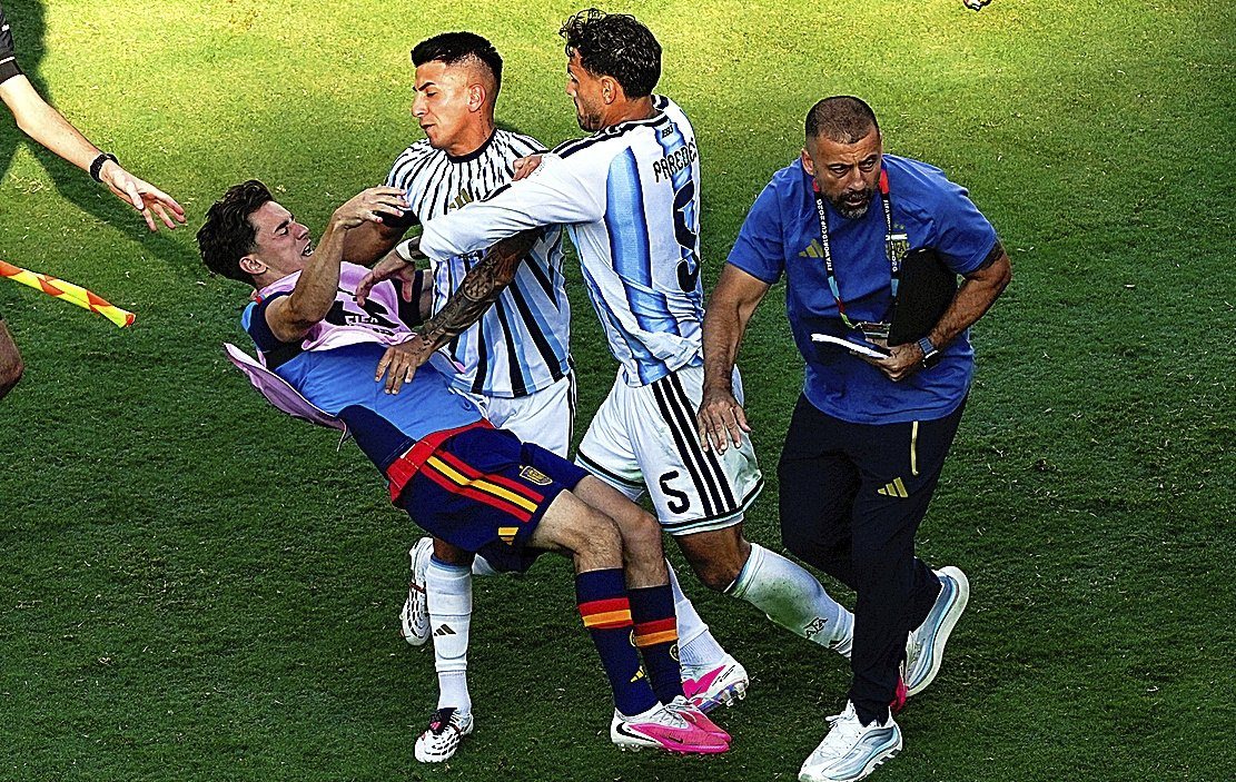 La FIFA suspend Paredes dix matchs après la finale du Mondial