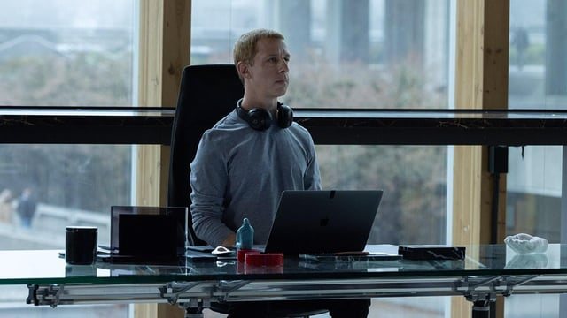 Aaron Sorkin révèle que Jeremy Strong est resté dans la peau de Mark Zuckerberg sur le tournage de « Social Reckoning »