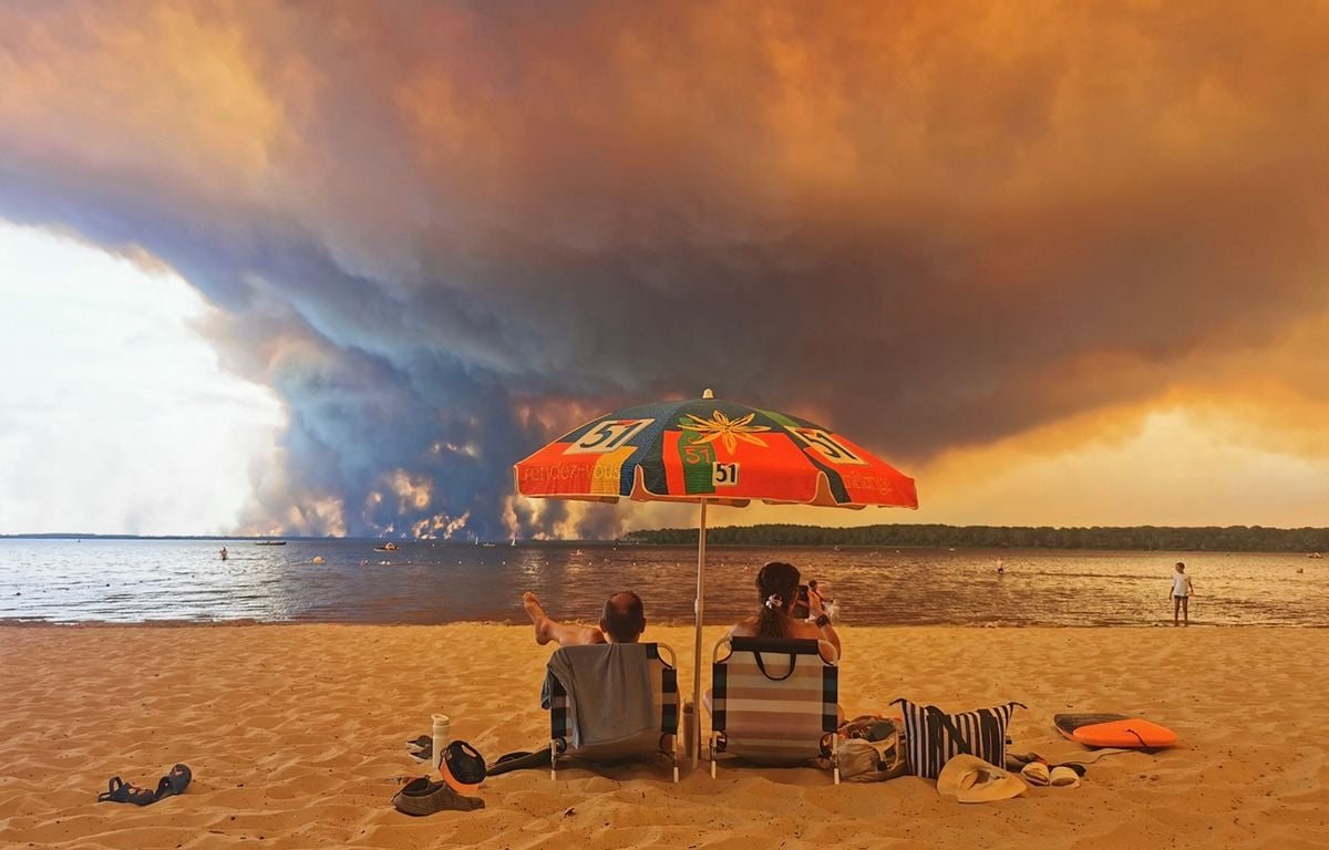 Incendies en Gironde: la photo virale d'un couple à la plage suscite le débat