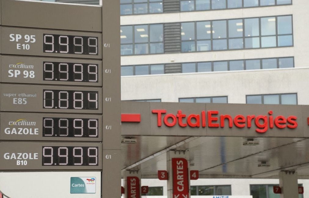 TotalEnergies double son bénéfice net au deuxième trimestre grâce aux prix élevés des hydrocarbures