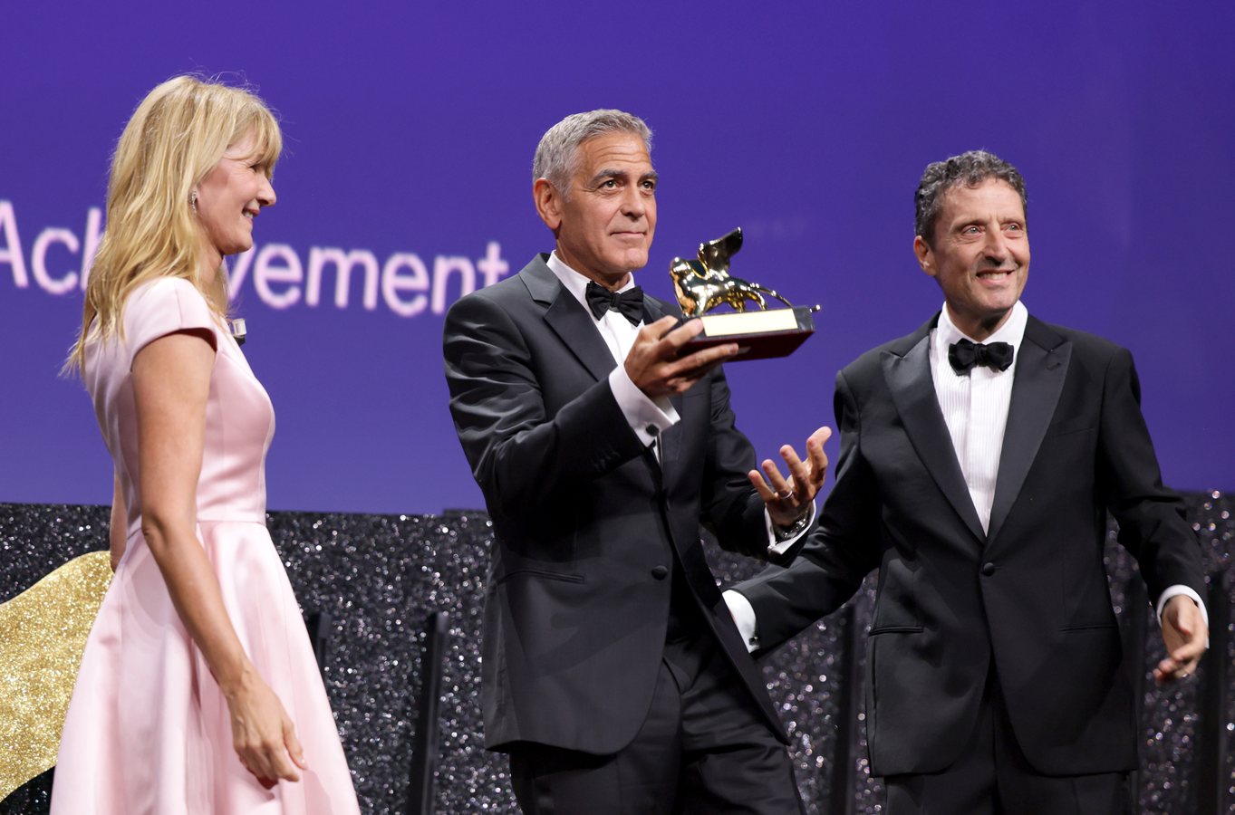 George Clooney dénonce les « autoritaires » qui « vendent la peur » en recevant son Lion d’or à Venise