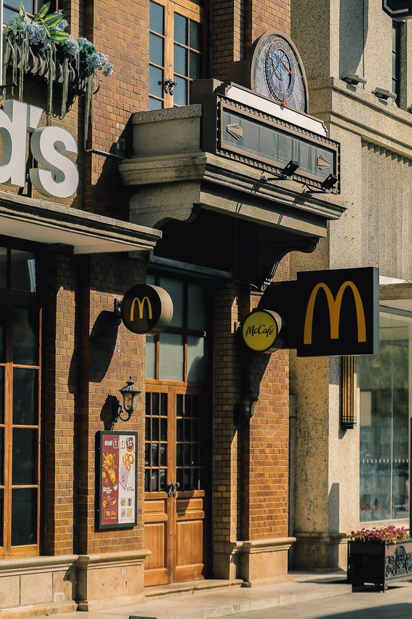 La drôle d’histoire des vigiles de McDonald’s cache une vraie mutation urbaine