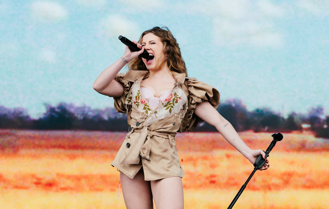 Slayyyter électrise le festival de Reading sous une pluie battante