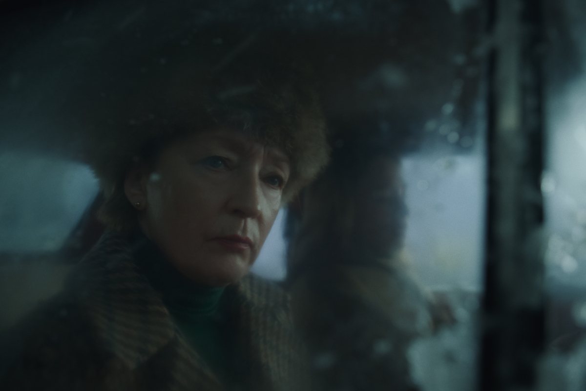 Lesley Manville affronte la Pologne communiste dans la bande-annonce de « Winter of the Crow »