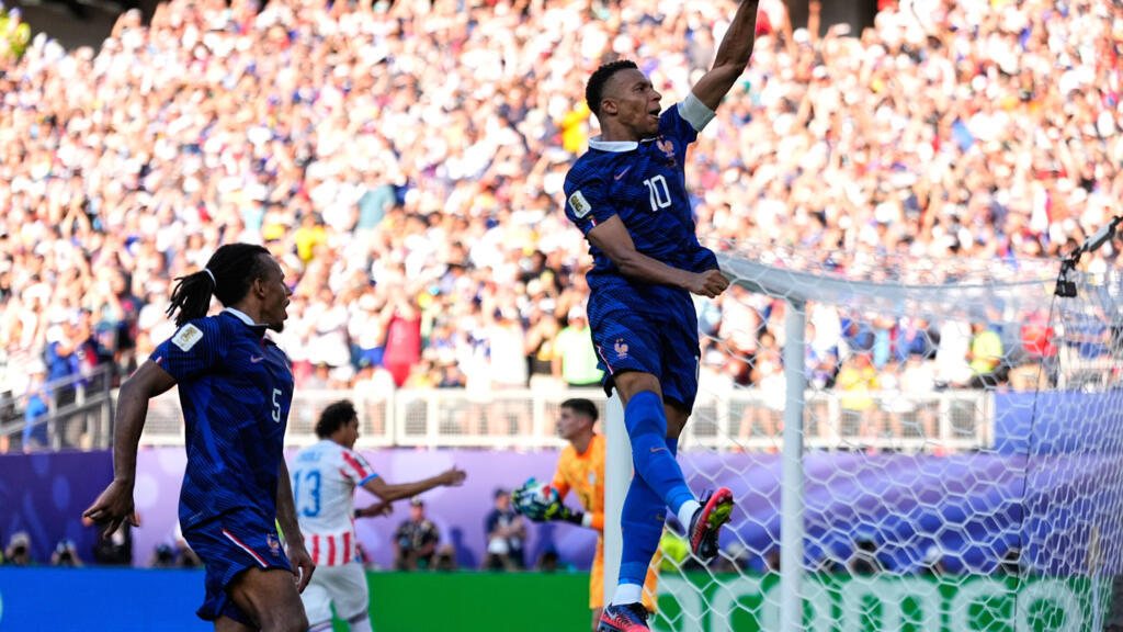 Les Bleus se qualifient pour les quarts de finale après un match tendu face au Paraguay