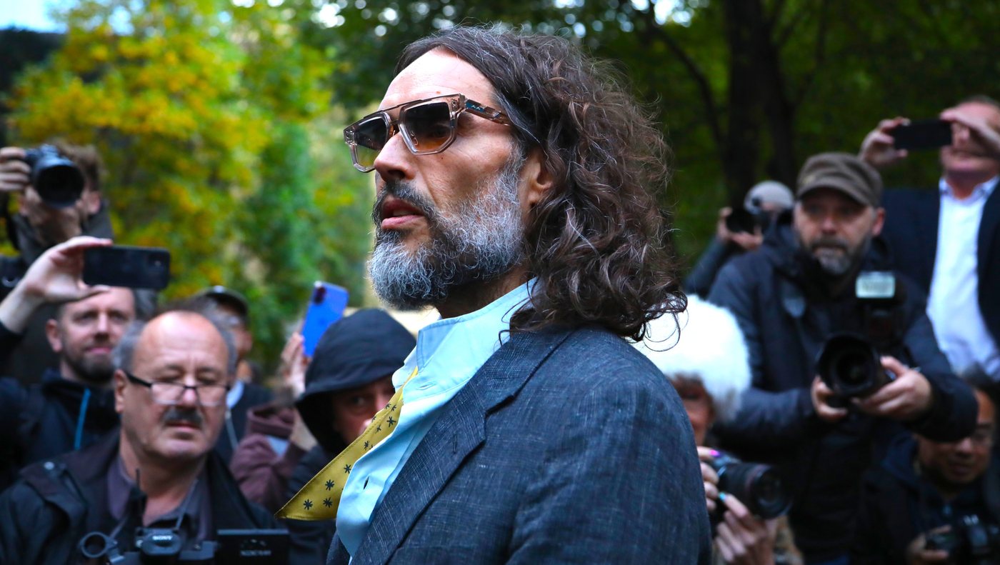 Procès de Russell Brand : une ex-salariée de MTV dit avoir tué son témoignage par peur de paraître « problématique »