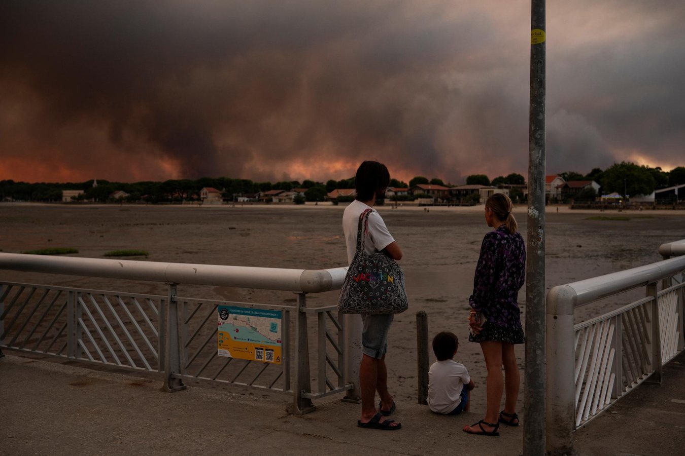 Incendie en Gironde: l'ensemble de la presqu'île du Cap-Ferret évacué face aux flammes