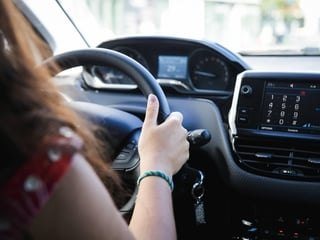 Téléphone au volant : la suspension du permis généralisée à toute la France